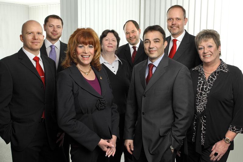 Dagmar Fischer-Tscheike (front left) and Dr. Marcus Vogler (front right) and employees